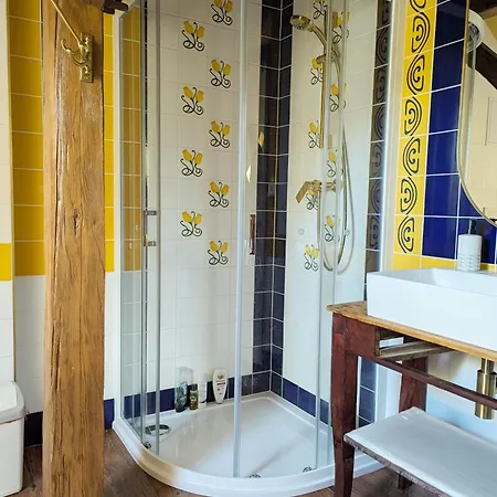 In The Blooming Garden - Yellow Appartement